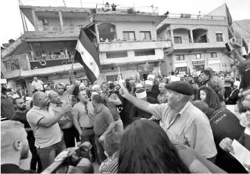  ??  ?? Druze residents of Majdal Shams set ablaze makeshift ballot papers during a protest.