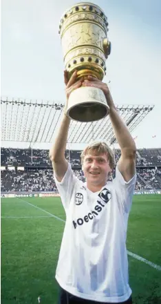 ?? Foto: Imago ?? Der größte Triumph des Lajos Detari: Mit Eintracht Frankfurt holte der Ungar 1988 den DFB Pokal.