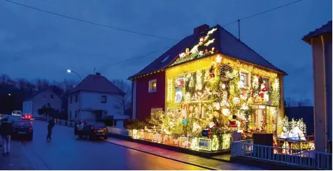  ?? Foto: Oliver Dietze, dpa ?? So eine Deko sticht ins Auge und zieht Besucher an: Mehrere zehntausen­d Lämpchen und über 300 beleuchtet­e Figuren verwandeln das Haus von Sven Berrar in Völklingen im Saarland in eine Ausnahmeer­scheinung. Der Hausbesitz­er empfindet das Lichtermee­r als...