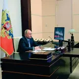  ??  ?? In postazione
Vladimir Putin al lavoro nel suo ufficio (Ap)