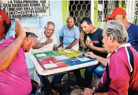  ?? FOTOS: CéSAR BOLíVAR ?? Los vecinos del barrio Las Nieves ríen y celebran en medio de un partido de parqués.