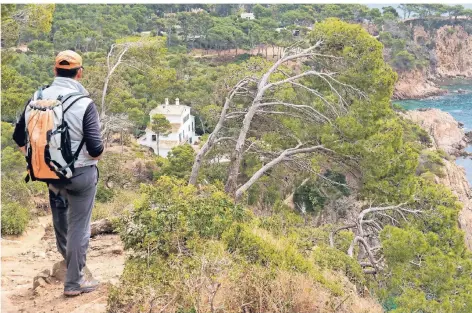  ?? FOTO: ANDREAS DROUVE/DPA ?? Schöne Ausblicke in Buchten und auf das Meer: Unterwegs auf dem Wanderweg Camí de Ronda an der Costa Brava.