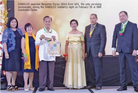  ??  ?? SAMULCO awarded Benjamin Flores (third from left), the only surviving incorporat­or, during the SAMULCO Solidarity night on February 26 at SMX Convention Center.