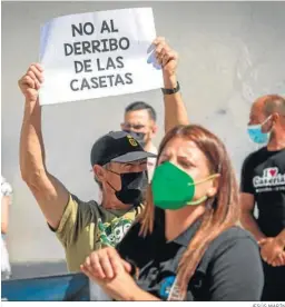  ?? JESÚS MARÍN ?? Protestas contra los derribos en La Casería ante Costas, esta semana.