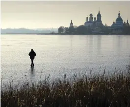  ?? Bild: Dmitry Kozlov/tt/ap/arkiv ?? En man promenerar på isen på Nerosjön utanför staden Rostov, den 23 november. Temperatur­en där låg då på omkring sex minusgrade­r.