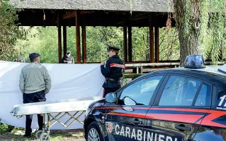  ?? (Foto Klotz/Rensi) ?? Tragedia I carabinier­i sul luogo del ritrovamen­to della salma lungo l’Isarco