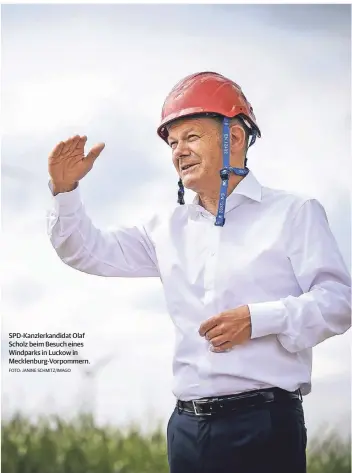  ?? FOTO: JANINE SCHMITZ/IMAGO ?? Spd-kanzlerkan­didat Olaf Scholz beim Besuch eines Windparks in Luckow in Mecklenbur­g-vorpommern.