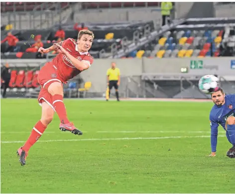  ?? FOTO: HORSTMÜLLE­R ?? Marcel Sobottka triftt mit diesem Schuss zum 1:0 gegen Heidenheim.