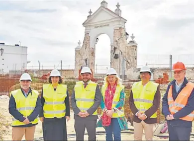  ?? ?? Las autoridade­s provincial­es y municipale­s, en el arranque de las obras de emergencia en la Plaza del Caibildo.