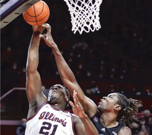  ?? ADAM HUNGER/AP ?? Rutgers center Clifford Omoruyi blocks a shot by Illinois center Kofi Cockburn (20 points, 10 rebounds) during the first half Wednesday.