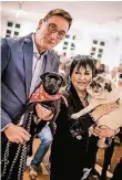  ?? RP-FOTO: A. ENDERMANN ?? Dirk Elbers mit Mopsdame Miss Marple und Uschi Ackermann mit ihrem Mops Sir Henry