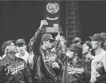  ?? LARRY STODDARD – THE ASSOCIATED PRESS ?? USC coach Rod Dedeaux, left, proudly looks at the NCAA World Series trophy in Omaha, Neb., on June 15, 1974.