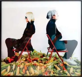  ??  ?? Pago de la deuda externa argentina con maíz, Marta Minujín y Andy Warhol en el Museo de Arte Latinoamer­icano de Buenos Aires