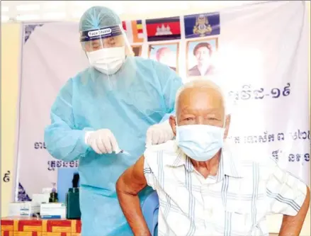  ?? HENG CHIVOAN ?? An elderly man gets his third dose of Covid-19 vaccine in Phnom Penh’s Por Sen Chey district earlier this month.