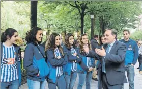  ?? FOTO: UNCITI ?? El presidente de la Real, Jokin Aperribay, con las jugadoras de hockey en Diputación