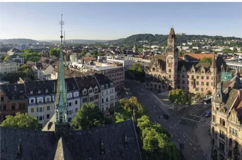  ?? FOTO: ROBBY LORENZ ?? Müssen Menschen den Raum rund um die Johanneski­rche meiden? Mehr Polizei-Präsenz soll dafür sorgen, dass sich die Bürger sicher fühlen.