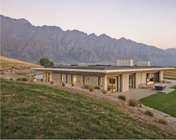  ??  ?? ABOVE: This Jacks Point home is clad in stone excavated from the building site.