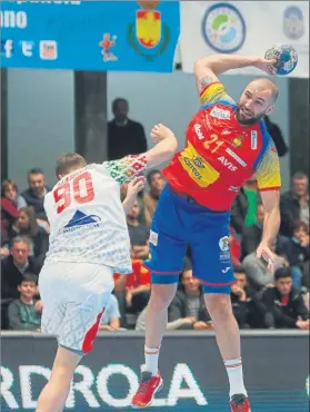  ?? FOTO: EFE ?? Joan Cañellas, en acción durante el España-Bielorrusi­a de ayer en Pontevedra