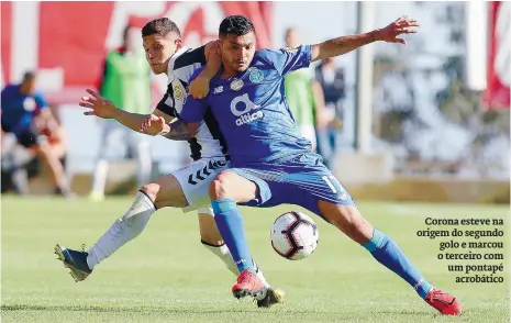  ??  ?? Corona esteve na origem do segundo golo e marcou o terceiro com um pontapé
acrobático