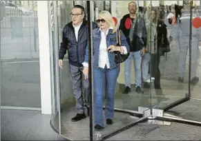  ?? FOTO: EFE ?? José María Enríquez Negreira, ayer en la Ciudad de la Justicia Con su esposa