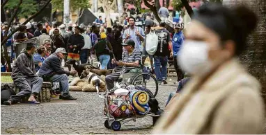  ?? Adriano Vizoni/ Folhapress ?? Moradores de rua conversam na praça da Sé, no centro de São Paulo