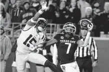  ?? Sam Craft/associated Press ?? Texas A&M receiver Moose Muhammad makes a one-handed catch for a touchdown as LSU safety Sage Ryan defends.