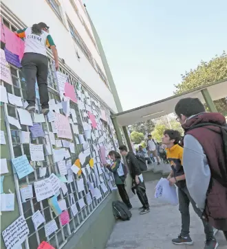  ??  ?? El martes por la mañana, las alumnas de la Preparator­ia 1 Adolfo López Mateos informaron que recibieron denuncias contra 25 maestros, entre ellos una mujer, la mayoría por acoso sexual.