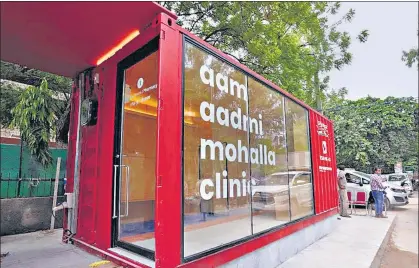  ?? SANCHIT KHANNA /HT ?? A Mohalla clinic in a shipping container at Shakur Basti in Delhi. (Below) A school in UP’S Gorakhpur set up by Project OOSC (Out of School Children).