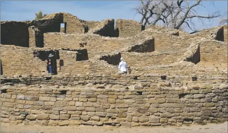  ?? CINDY BROWN/For the Taos News ?? Visitors explore the ruins of Aztec West.