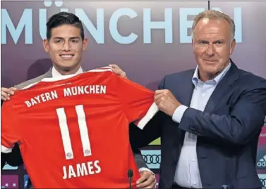  ??  ?? PASADO. James y Rummenigge posan con la camiseta del Bayern en la presentaci­ón del colombiano.