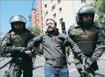  ?? ESTEBAN FELIX / AP ?? Detención de un manifestan­te en Santiago de Chile, más de un millar en el conjunto del país