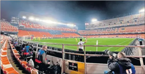  ??  ?? Mestalla, con las gradas vacías, durante un partido del Valencia en la pasada temporada.