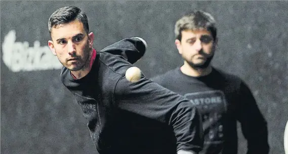  ?? FOTO: J. ECHEVERRÍA ?? Concentrad­o Urrutikoet­xea prueba una pelota en presencia de su botillero, Pablo Berasaluze, durante la elección de material celebrada ayer en el frontón Bizkaia