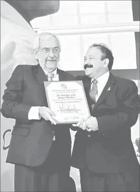  ??  ?? El rector de la UNAM, Enrique Graue, recibió la distinción Mérito Médico 2016 Ciudad de México. Se lo entregó Armando Ahued, secretario de Salud capitalino ■ Foto La Jornada