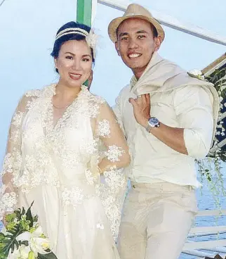  ??  ?? Newlyweds Jessica and Earl Yap onboard their wedding banca. The bride wears a gown designed by her mother Lulu Tan Gan.