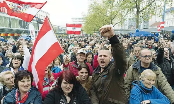  ??  ?? Sostenitor­i della Fpö applaudono il loro leader Heinz-Christian Strache durante una manifestaz­ione anti-immigrati a Vienna lo scorso 18 aprile (foto Joe Klamar/Afp)