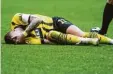  ?? Foto: Bernd Thissen, dpa ?? Knöchelver­letzung im Ligaspiel gegen Schalke: Und wieder steht für Dortmunds Marco Reus eine WM-Teilnahme auf der Kippe.
