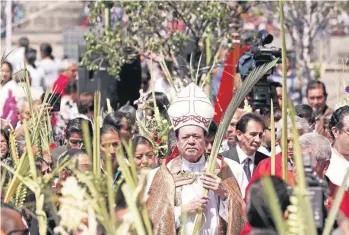  ??  ?? El cardenal Norberto Rivera Carrera realizó una procesión de ramos para conmemorar la llegada de Cristo a Jerusalén y cuando el pueblo lo recibió entre cantos y bendijo las palmas que llevaron los fieles, con lo inicia la Semana Santa.