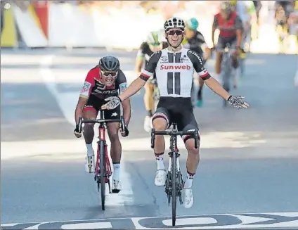 ?? FOTO: EFE ?? Michael Matthews superó a Greg Van Avermaet en el sprint final por la victoria de etapa