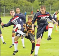  ??  ?? No way through for this Alloa player as he is crowded out by Saints Scottish Amateur internatio­nal defender Scott Maitland, left, and Fraser MacFarlane.