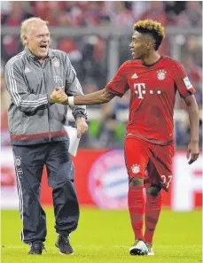  ?? FOTO: IMAGO ?? Im Verein ausgebilde­te Spieler von der Qualität eines David Alaba erhofft sich der FC Bayern München, wenn Hermann Gerland (li.) von kommender Saison an Sportliche­r Leiter des neuen Leistungsz­entrums ist.