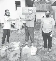  ??  ?? BERI SUMBANGAN: PBSS menyampaik­an sumbangan kepada Pusat Pendidikan Agama Muhammad AlFateh di Kampung Rosok yang diterima oleh Ustaz Abdul Rahim Haji Olo.