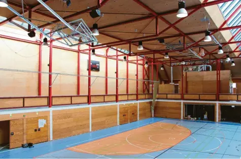  ?? Foto: Philipp Schröders ?? Die Paartalhal­le ist wieder geöffnet. Auf dem Dach müssen zwar noch Glasscheib­en ausgetausc­ht werden, aber die Vereine können die Halle nutzen.