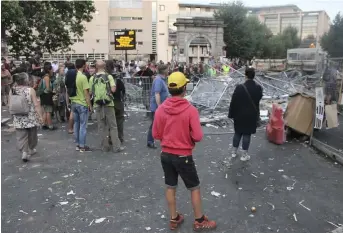  ??  ?? Les violences urbaines survenues vendredi 19 août ont laissé un goût amer dans l’esprit de tous (photos : A. Charmes-Retière et P. Delobelle).