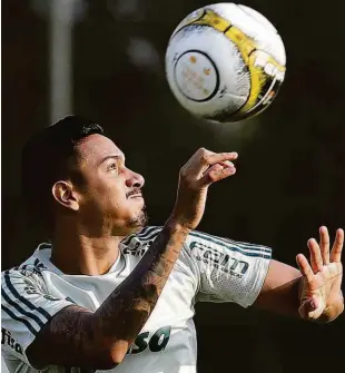  ?? Cesar Greco - 6.abr.18/ag. Palmeiras/divulgação ?? O zagueiro Antônio Carlos é um dos titulares da defesa do Palmeiras; atleta está na mira do futebol europeu e o Verdão pretende comprar os seus direitos