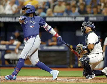  ?? PHOTO AFP ?? Vladimir Guerrero fils cogne un circuit sous les yeux du receveur René Pinto lors de la sixième manche du match entre les Blue Jays et les Rays, hier au Tropicana Field.