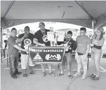  ??  ?? AKSI JUARA: Andy ( tiga kiri) bersama hadiah kemenangan­nya selepas menerima gelaran Mr Kenyalang Strongman Competitio­n 2018 dan juara kategori Men Open Challenges malam kelmarin.