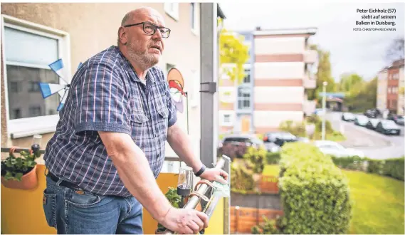  ?? FOTO: CHRISTOPH REICHWEIN ?? Peter Eichholz (57)
steht auf seinem Balkon in Duisburg.