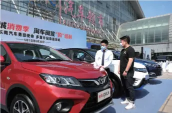  ??  ?? A car shop in Minhou, Fujian Province in southeast China. The county announced subsidies to stimulate auto demand on May 1