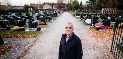  ?? FOTO RAYMOND LEMMENS ?? Jean Vanderleyd­en herdacht zijn kleindocht­er Amélie gisteren op het kerkhof in Korspel.